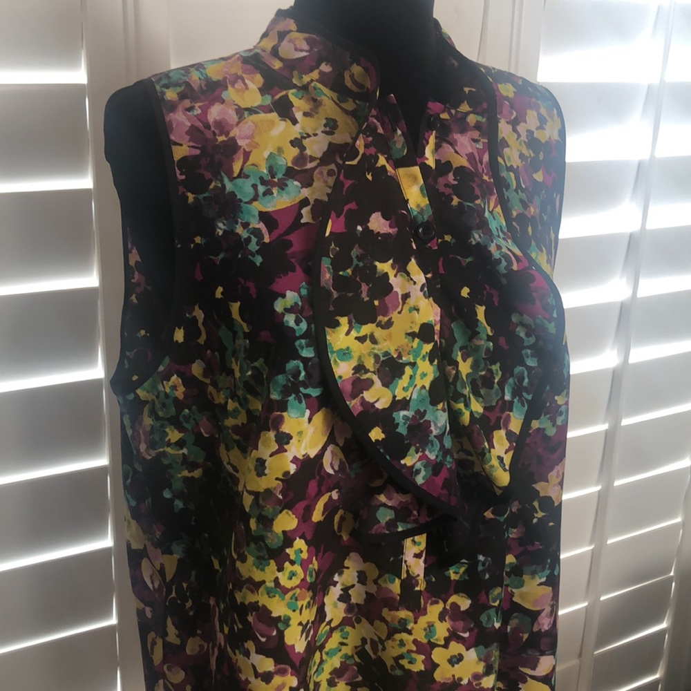 Lightweight Sleevless Button Front Blouse - image 2